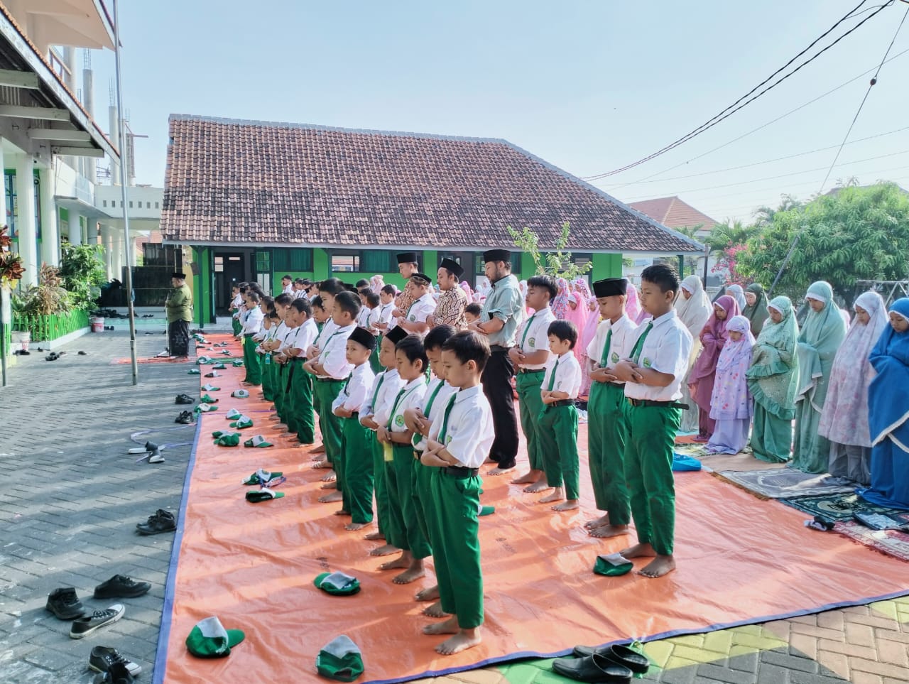Siswa MI Walisongo Laksanakan Program Jumtaq (Jum’at Taqwa)  Sholat Duha Bersama, Latih Disiplin dan Cinta Ibadah