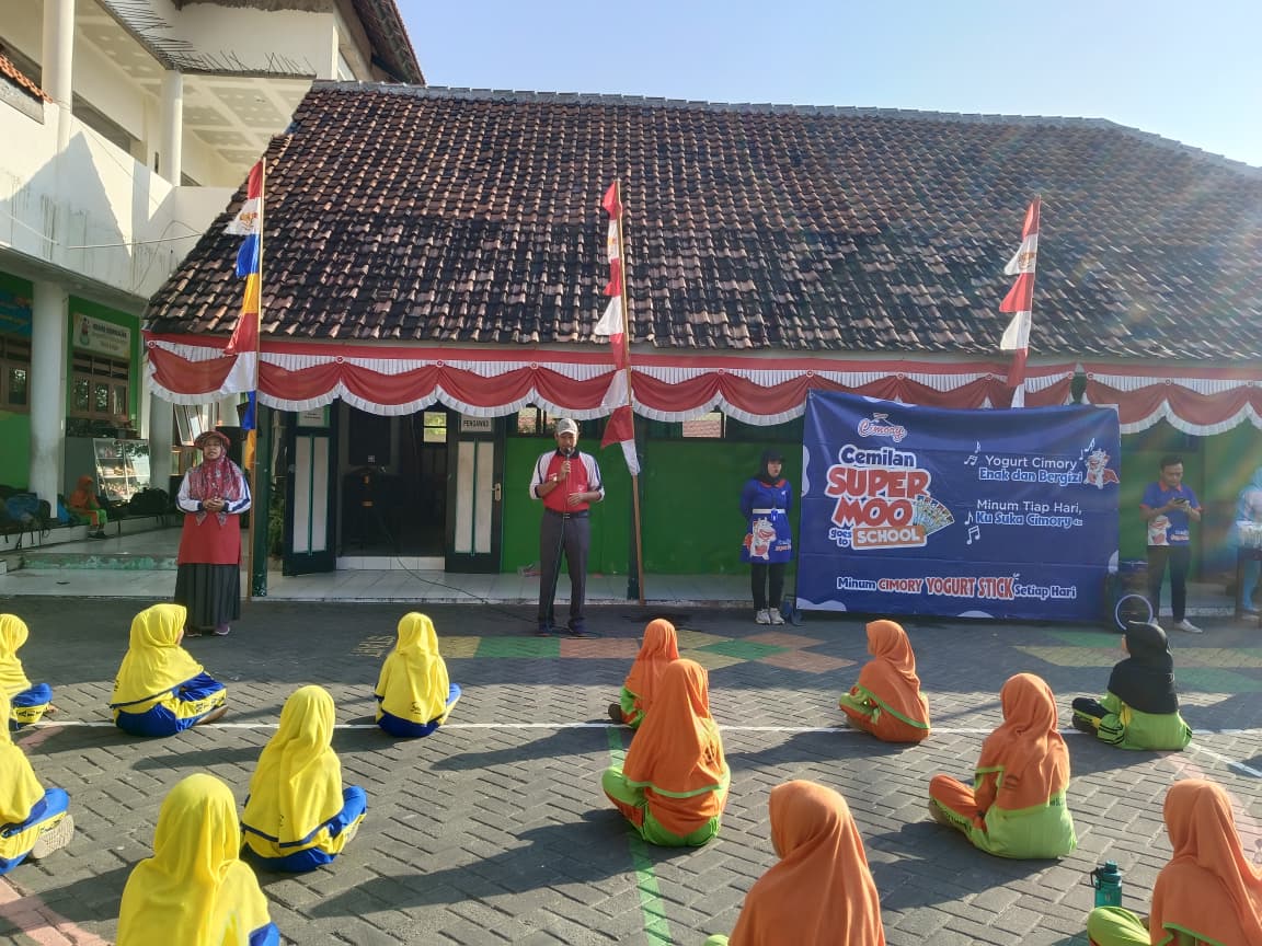 Cimory Kunjungi MI WALISONGO: Edukasi Gizi dan Proses Produksi Yogurt Secara Langsung